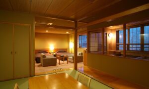 带有卧室和浴室旁休息区的榻榻米客房