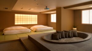 铺有两套日式床铺和圆形座位区的榻榻米房