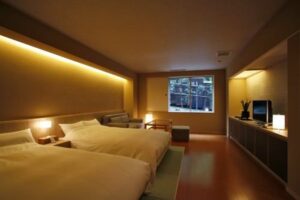 带窗边座位的客房内双床