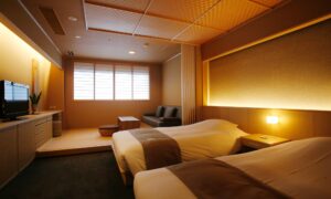 暖色调日式客房内的双床