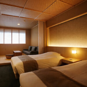 暖色木质客房内的双床