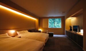 柔和灯光下的客房内有两张床