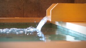 水流入私人浴池