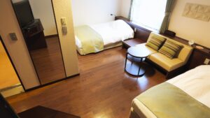 带两张床、沙发和桌子的客房