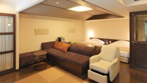 客房内床边的沙发和扶手椅