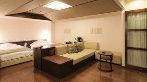 客房内两张床旁的沙发休息区