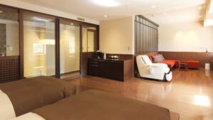 客房内的双床和休息区