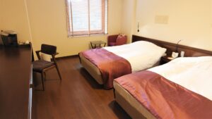 带书桌的客房内双床