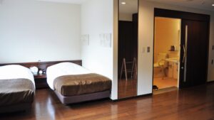 客房内的双床，浴室门敞开