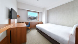 Cama individual en una habitación con escritorio