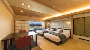 Chambre avec lits jumeaux et coin salon en tatami