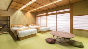 Chambre d’hôtes en tatami avec deux lits et une table basse