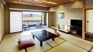 Chambre en tatami avec table basse et chaises près de la fenêtre