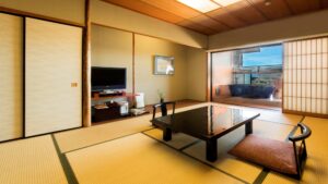 Chambre tatami avec table basse et chaise de sol