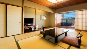 Chambre en tatami avec table basse et chaise de sol