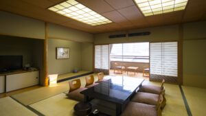 Chambre en tatami avec table basse et chaises de sol