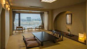 Chambre en tatami avec table basse et assises près de la fenêtre