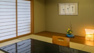 Coin salon en tatami avec table basse, lampe et fleurs