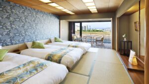 Trois lits dans une chambre en tatami avec vue depuis le balcon