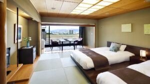 Lits jumeaux dans une chambre tatami avec sièges sur le balcon