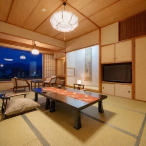 Habitación de tatami con mesa baja y sillas