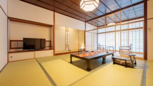 Habitación de tatami con mesa baja y sillas