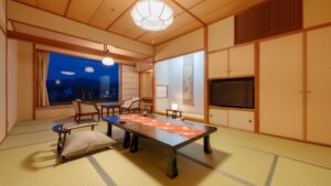 Habitación de tatami con mesa baja y sillas de suelo