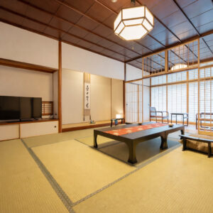 Habitación de tatami con mesa baja y sillas de suelo