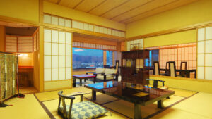 Habitación de tatami con mesa baja y cojines de suelo