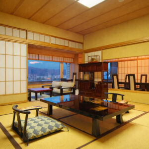 Habitación de tatami con mesa baja, sillas de suelo y sofá