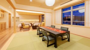 Zona de estar de tatami con mesa junto a dos camas individuales