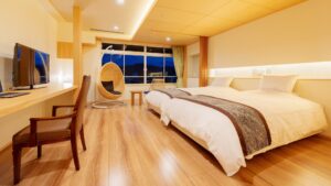 Camas individuales en una habitación moderna de ryokan