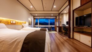 Camas individuales en una habitación moderna de ryokan