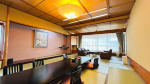 Habitación de tatami con mesa baja y sillones