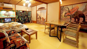 Habitación de tatami con mesa, sillas y ropa de cama