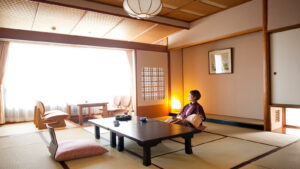 Habitación de tatami con mesa baja y sillas de suelo