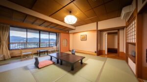 Habitación de tatami con mesa baja y asientos junto a la ventana
