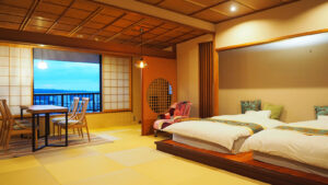 Habitación de tatami con dos camas individuales y zona de estar