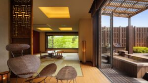 畳スペースと専用露天風呂付きの客室