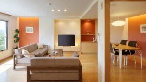 ソファ、テレビ、ダイニングテーブルのあるリビングエリア