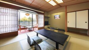 ローテーブルとバルコニーチェアのある畳の客室