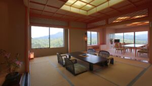 窓際にローテーブルと椅子がある畳の客室