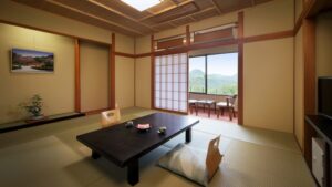 低いテーブルと座布団のある畳の客室