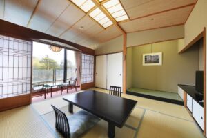 低いテーブルと窓際の座席がある畳の部屋