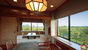 ローテーブルと窓際の席がある畳の客室