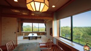 ローテーブルと窓際の座席スペースがある畳の客室