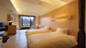 窓際の座席がある客室のツインベッド