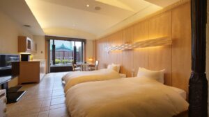 モダンな旅館の客室にあるツインベッド