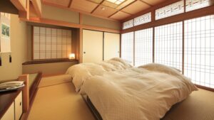障子のある畳の部屋に置かれたベッド2台