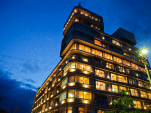 夕暮れ時の多層階旅館の外観